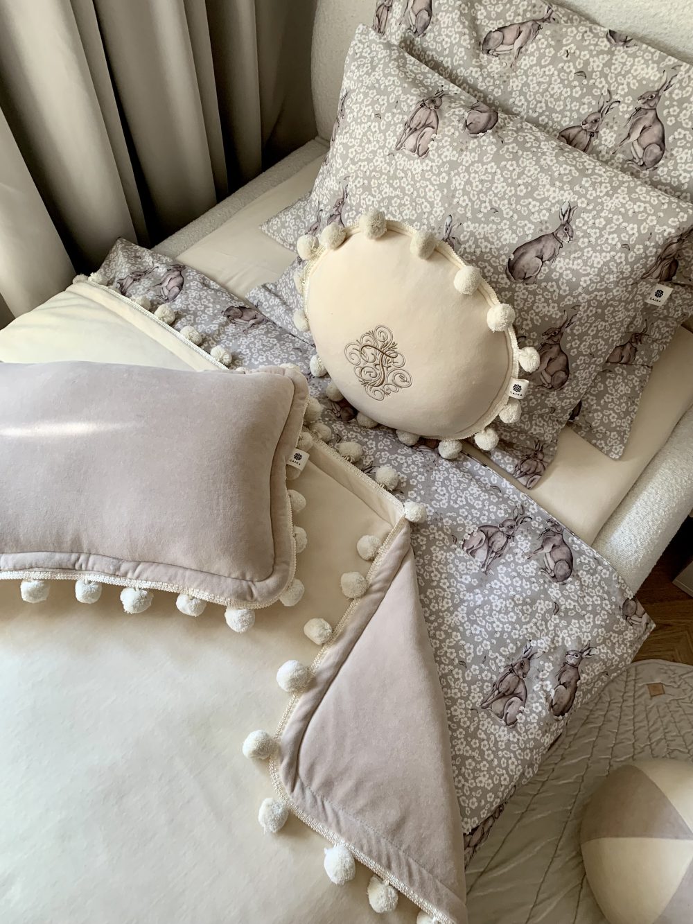 Decorative pillow with pompoms - Gajka